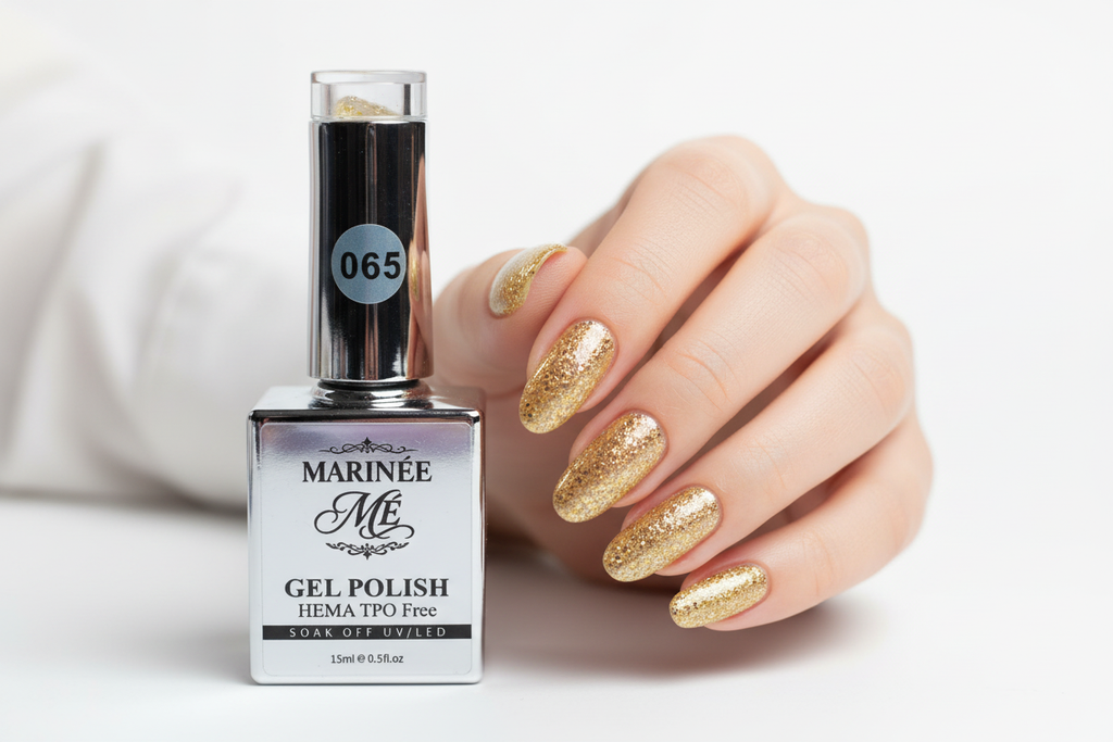 Gel Polish 065 - gold glitter ruka