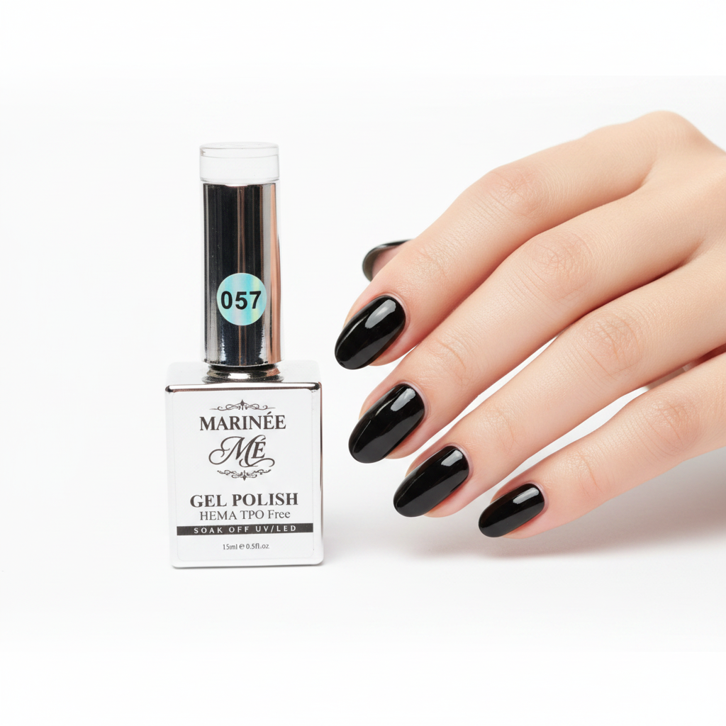 MARINÉE Gel Polish 057 Black – ženska ruka s noktima