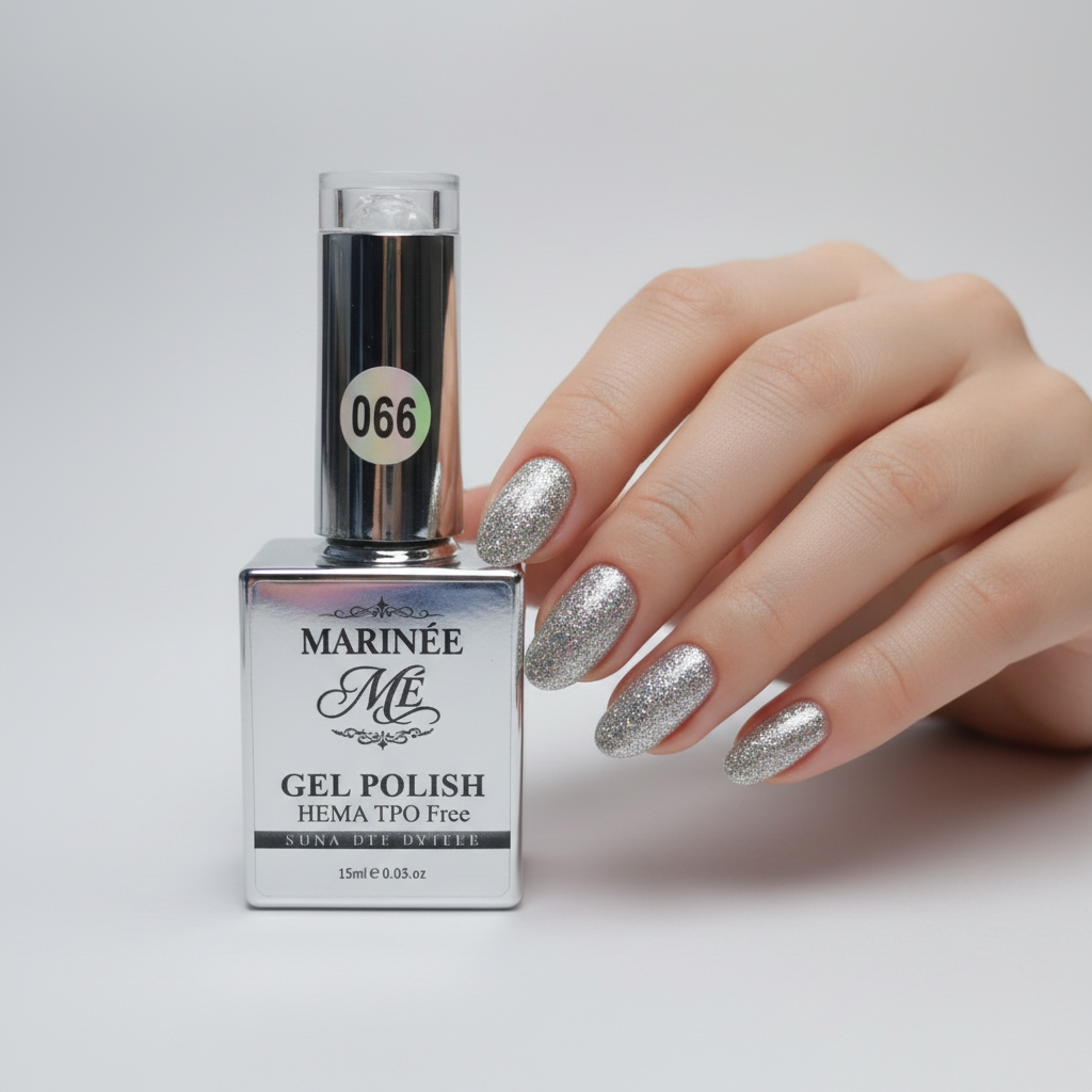 MARINÉE Gel Polish 066 Silver Glitter – ženska ruka s noktima