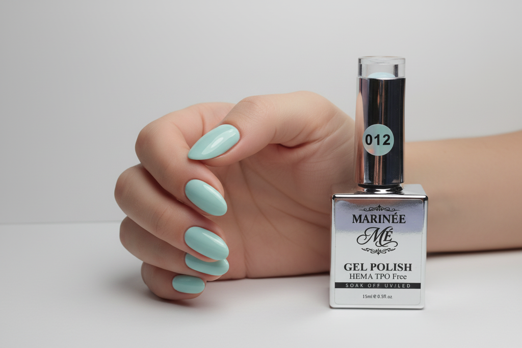 MARINÉE Gel Polish 012 Baby Blue – ženska ruka