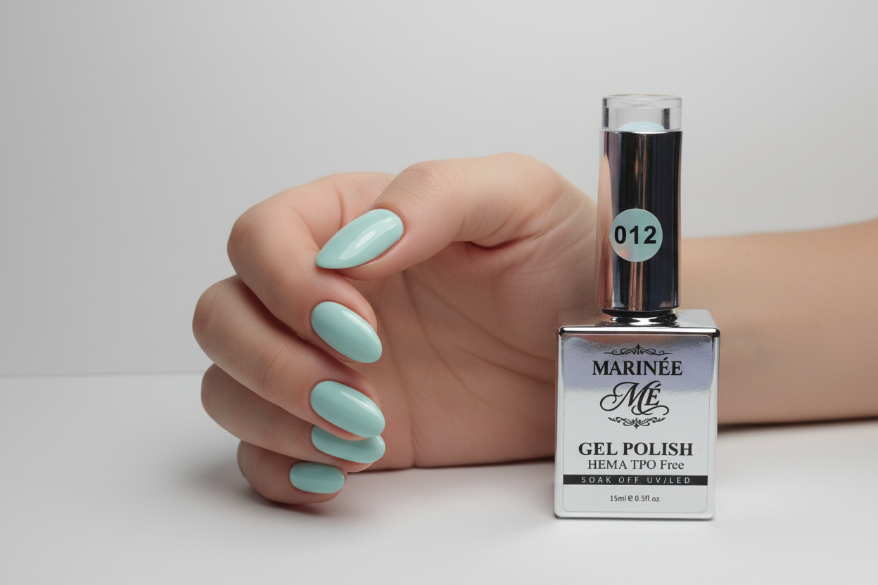 MARINÉE Gel Polish 012 Baby Blue – ženska ruka