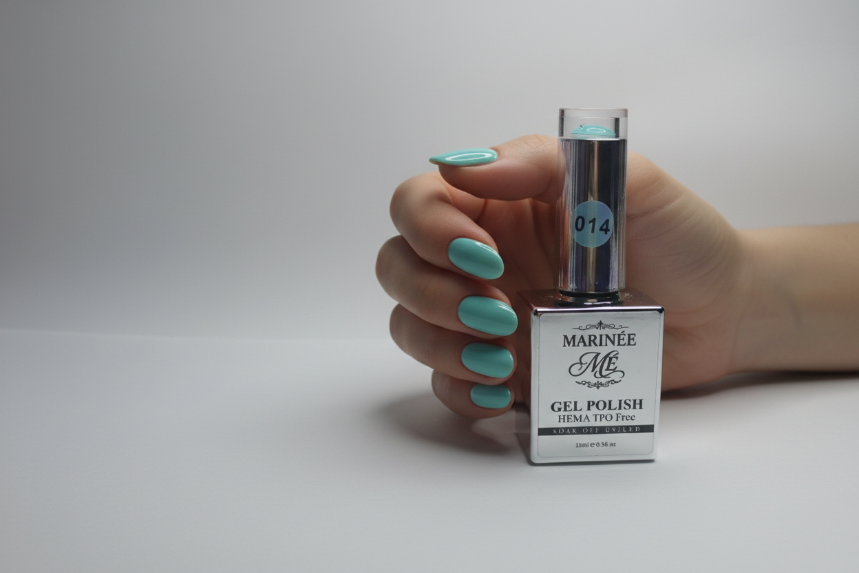 MARINÉE Gel Polish 014 Mint Blue – ženska ruka
