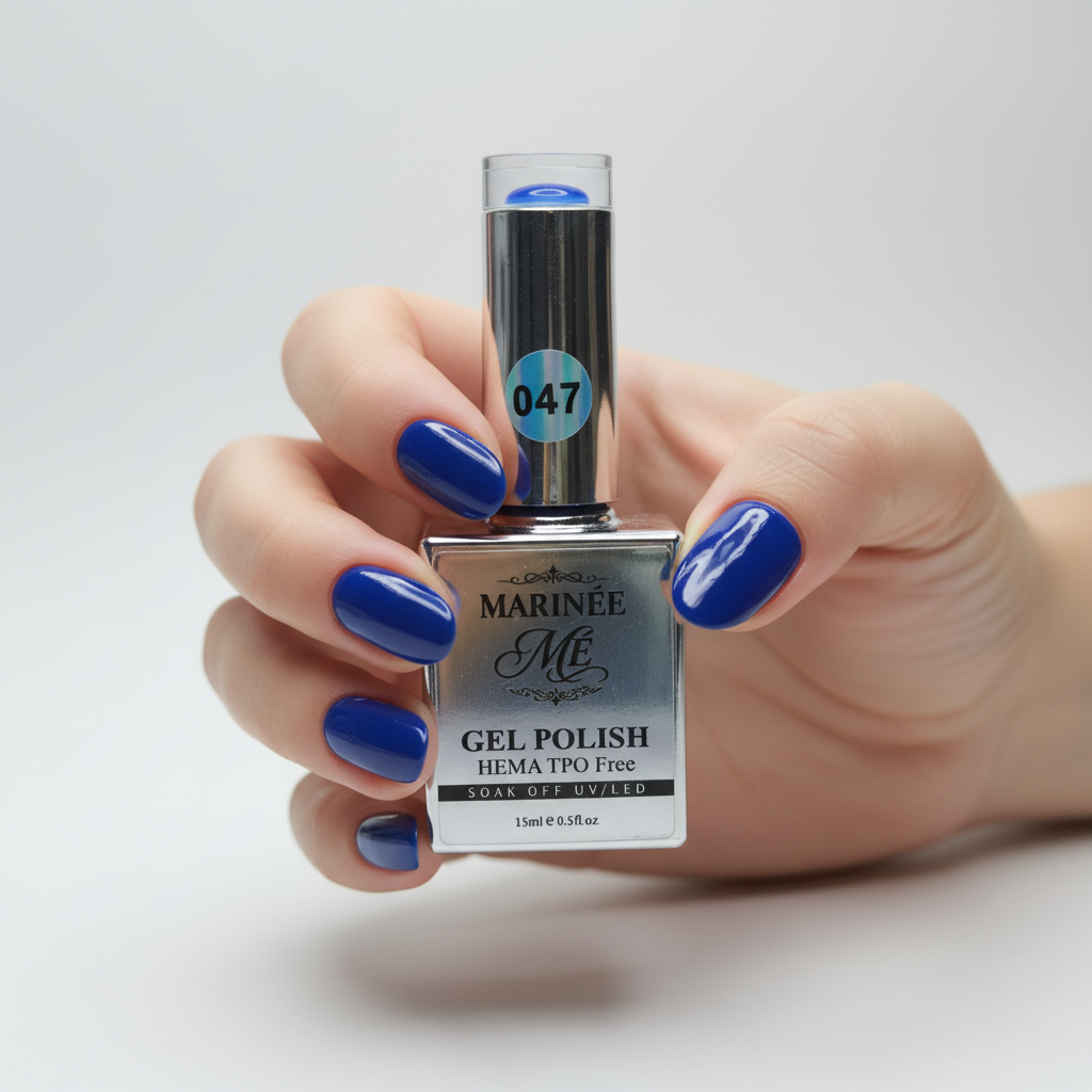 MARINÉE Gel Polish 047 Royal Blue – ženska ruka s noktima